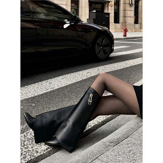 Damen Kniehohe Lederoptik-Stiefel mit spitzer Zehenpartie und dekorativer Schlossapplikation Shop Nory