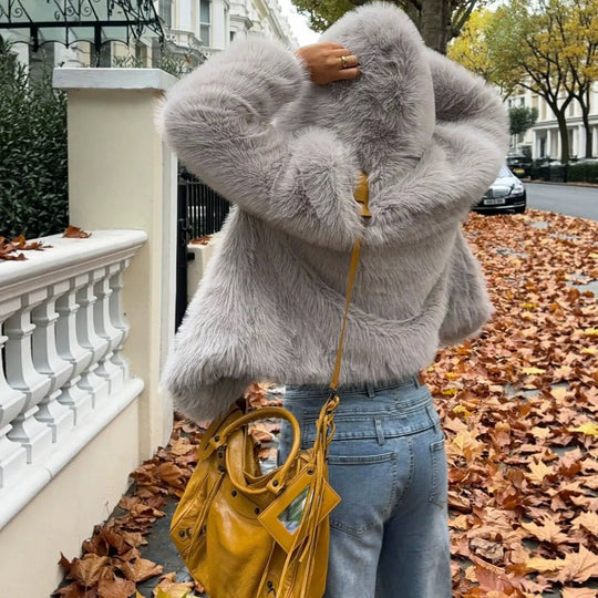 Damen Kurzblouson aus langfaserigem Shaggy‑Faux‑Fur mit hohem Schalkragen und klarer Boxy‑Silhouette Shop Nory