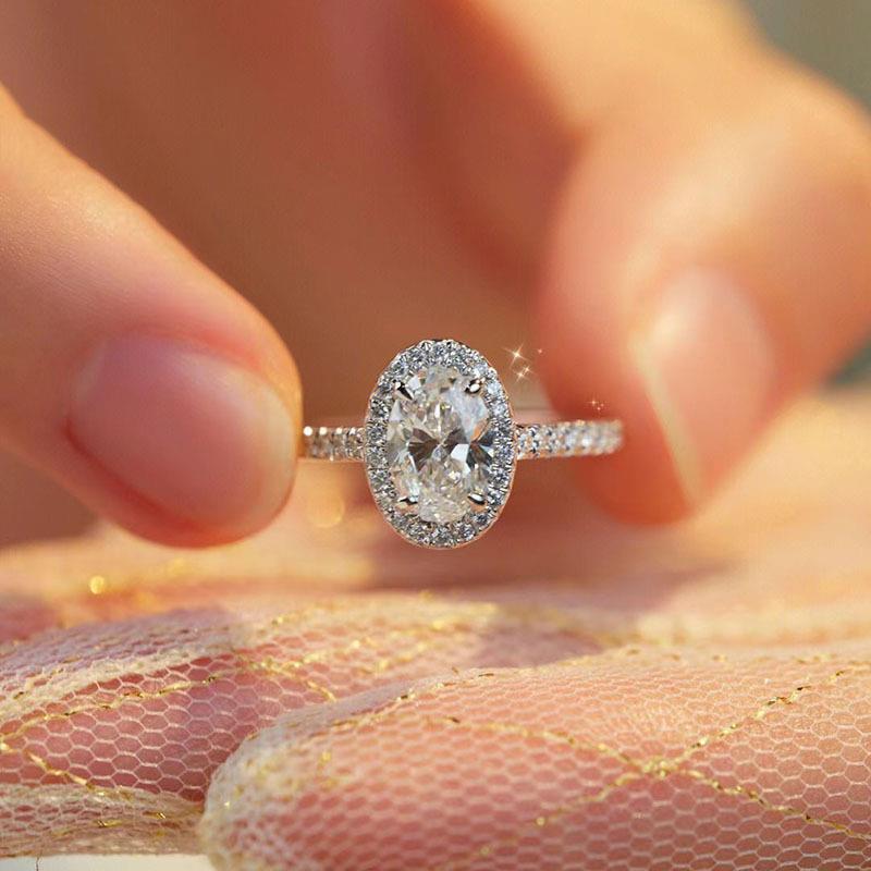 Damen Eleganter Ring mit ovalem Hauptstein und funkelnder Zirkonia-Verzierung Shop Nory