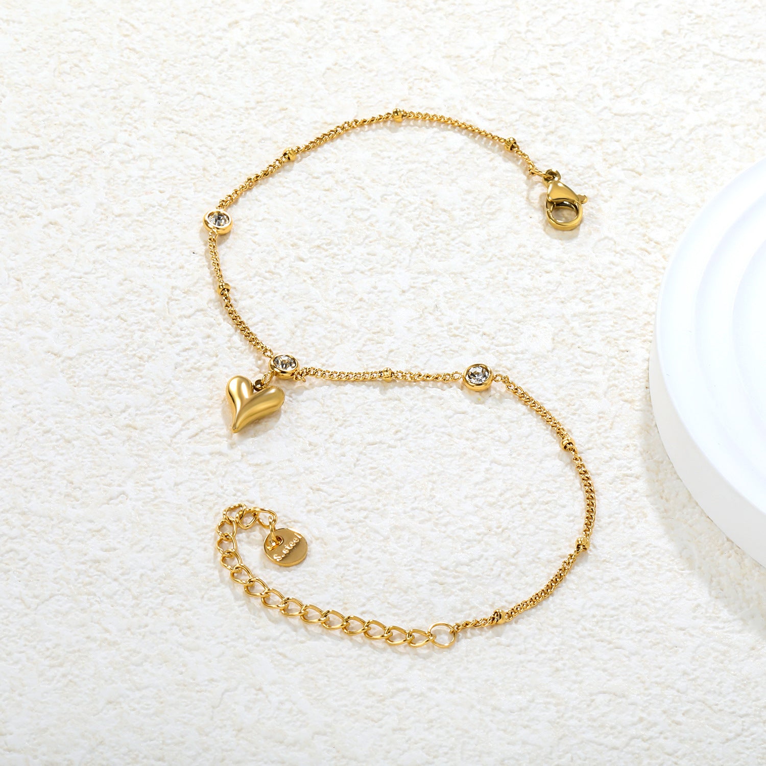 Damen Armband mit funkelndem Herzanhänger und dekorativen Zirkonia-Elementen Shop Nory