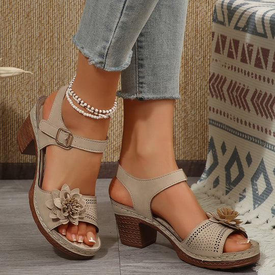 Damen Sandalette mit mittelhohem Blockabsatz, Blütenapplikation und verstellbarem Knöchelriemen Shop Nory