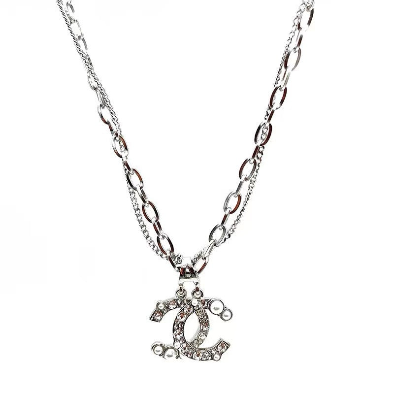 Damen Kette mit funkelndem Logoanhänger und Perlendetails Shop Nory