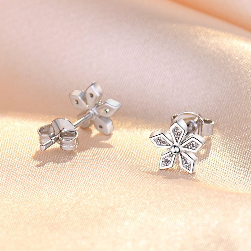 Damen Ohrstecker mit floralen Akzenten und funkelnden Zirkonia Shop Nory