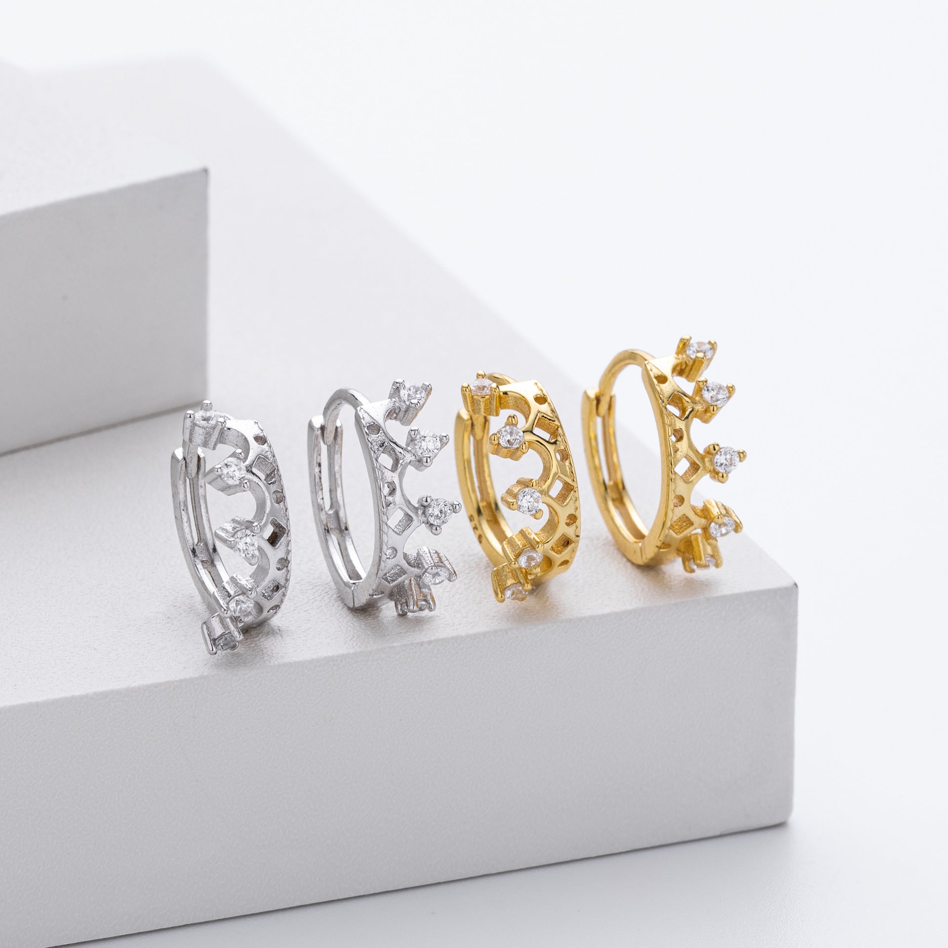 Damen Creolen mit funkelndem Zirkon und elegantem Kronen-Design Shop Nory