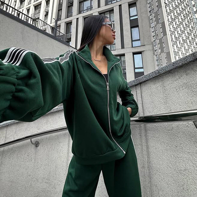 Damen Oversized Velours-Trainingsjacke mit markanten Kontraststreifen und geripptem Stehkragen Shop Nory
