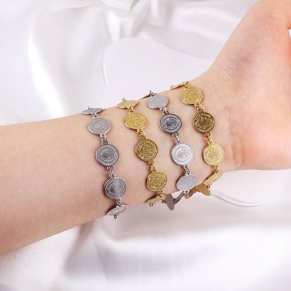Damen Armband aus goldplattiertem Edelstahl mit Münz- und Perlenverzierungen Shop Nory