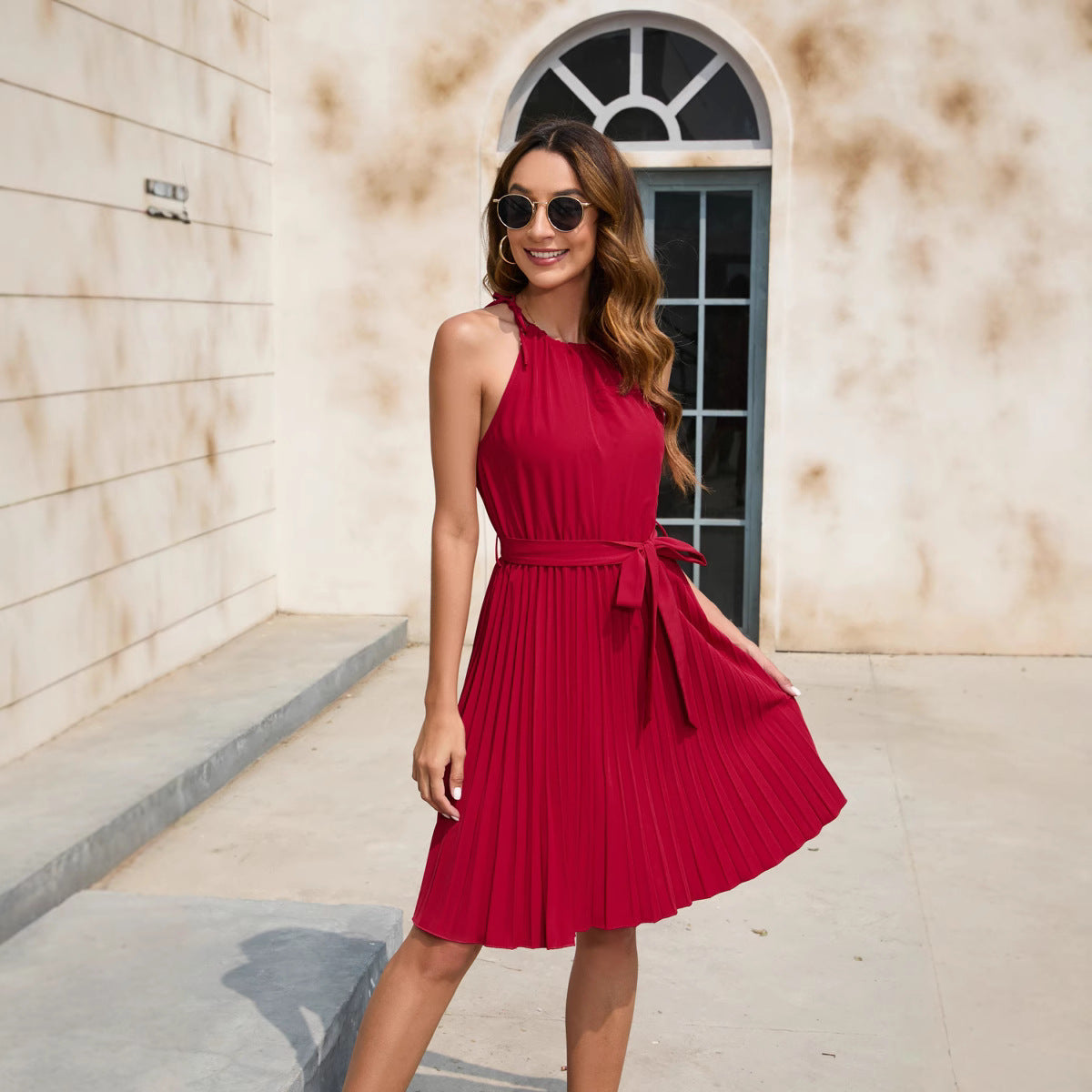 Damen Plissiertes Sommerkleid mit tailliertem Gürtel und Halterneck