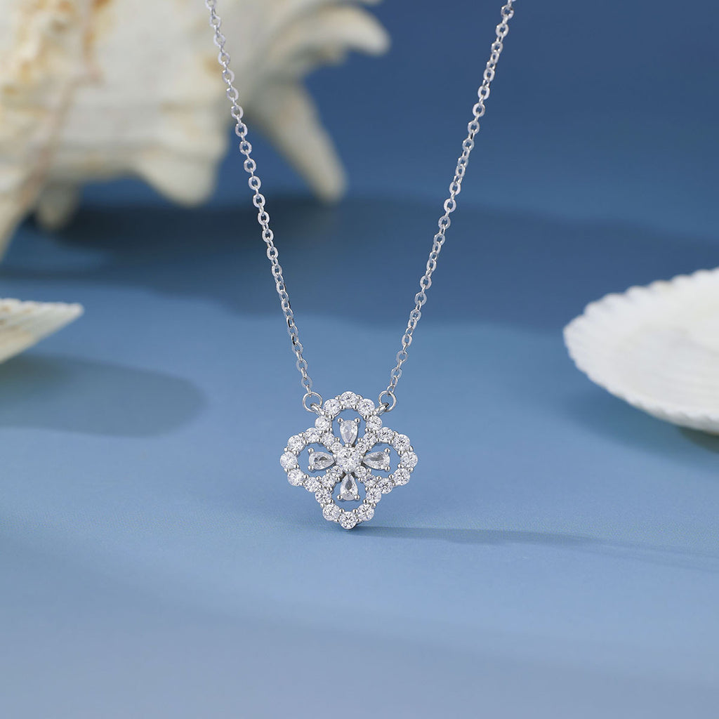 Damen filigrane Halskette mit kunstvoll gestaltetem Blumenanhänger und funkelnden Zirkonia Shop Nory