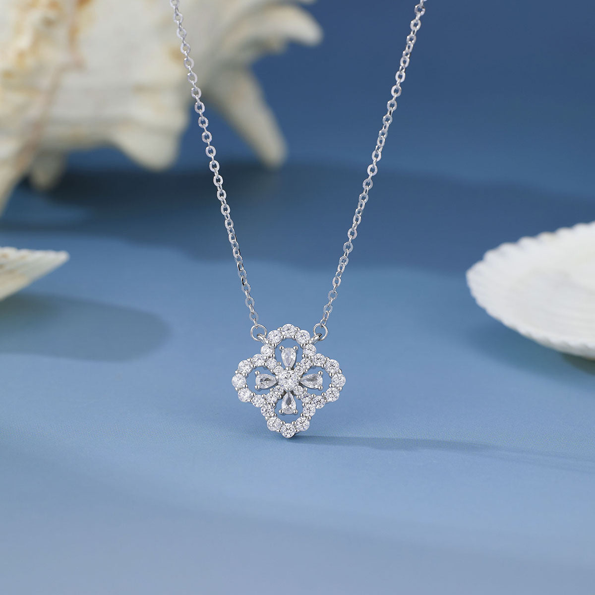 Damen filigrane Halskette mit kunstvoll gestaltetem Blumenanhänger und funkelnden Zirkonia Shop Nory