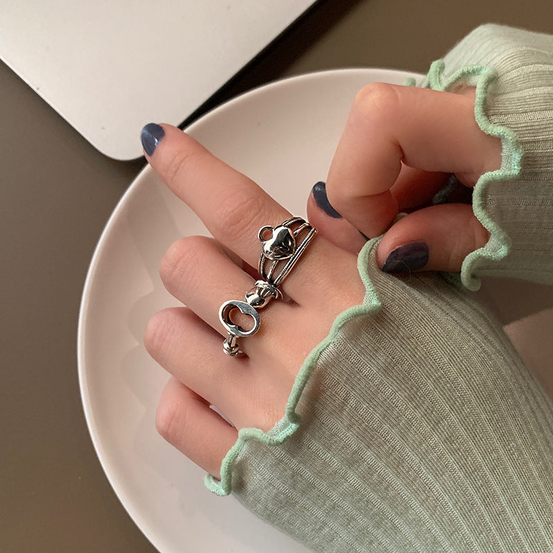 Damenring mit verspieltem Herzdesign und geflochtenen Akzenten Shop Nory