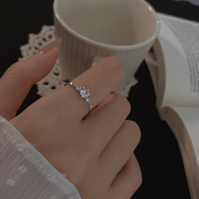 Damen Zarter Verlobungsring mit funkelnden Zirkonia-Steinen und filigranem Design Shop Nory