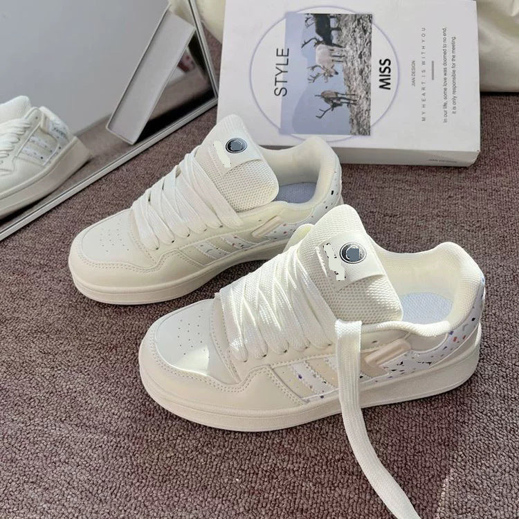 Damen Sneakers im modischen Retro-Stil mit strahlenden Akzenten