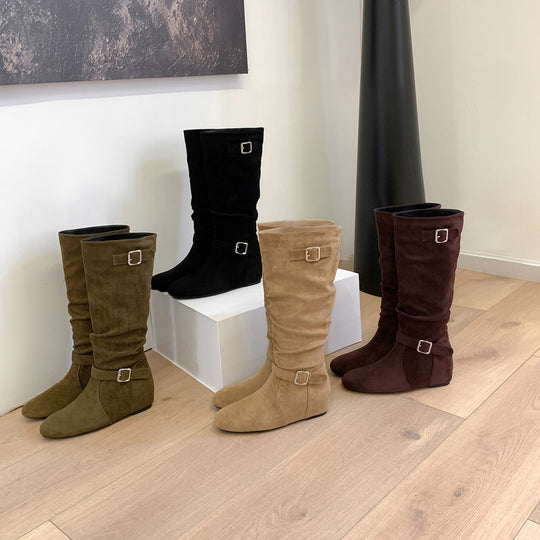 Damen Kniehohe Veloursleder-Slouchstiefel mit verstellbaren Zierriemen und flacher Keilsohle Shop Nory