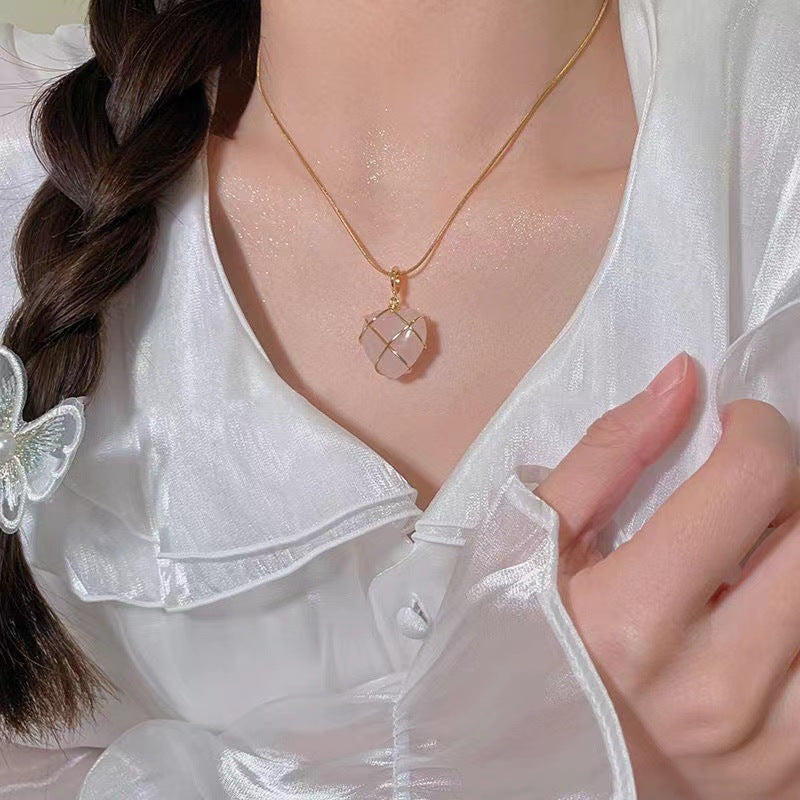 Damen Halskette mit einem eleganten, herzförmigen Anhänger aus hochwertigem Mineral Shop Nory