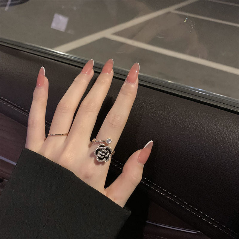 Damen Ring mit floralen Rosenmuster und funkelnden Akzenten Shop Nory