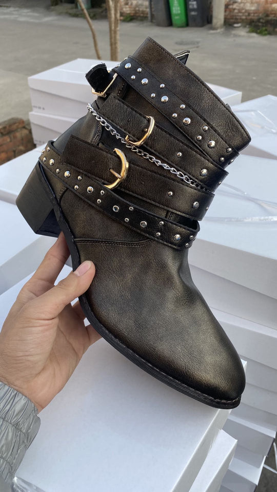 Damen nan knöchelhohe Biker-Stiefelette mit mehreren Nietenriemen, dekorativen Ketten und verstellbaren Schnallen Shop Nory