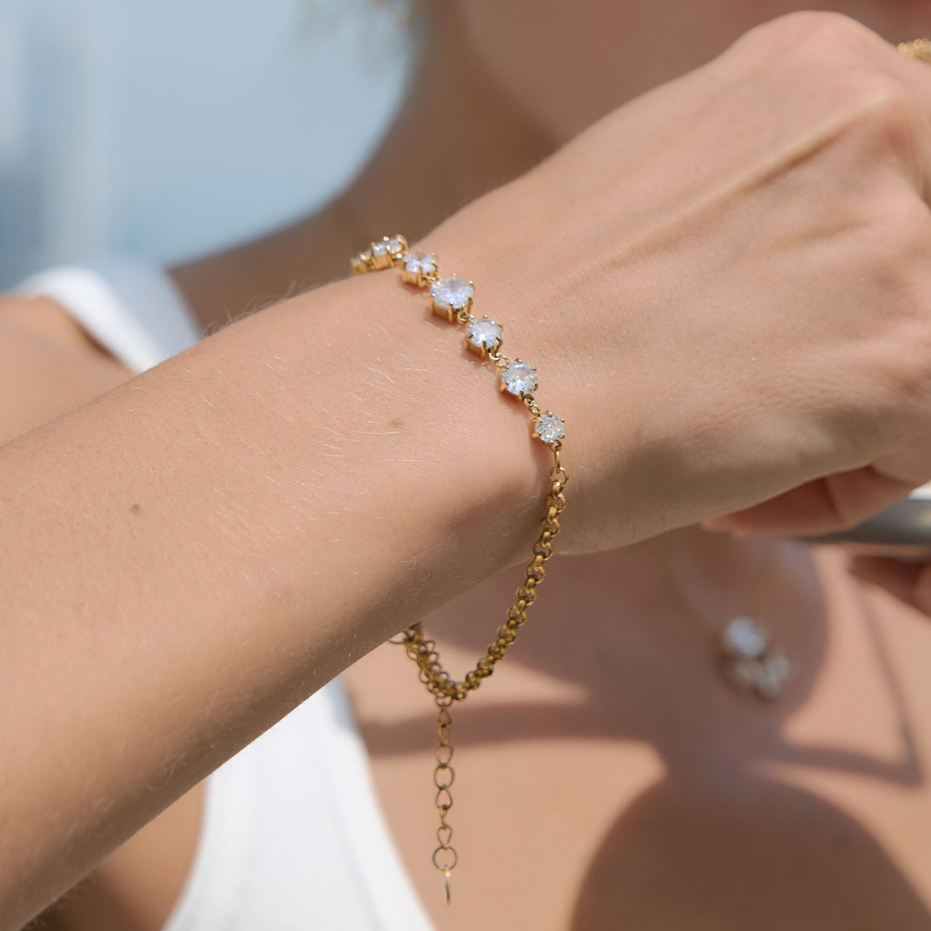 Damen Armband mit funkelnden Zirkonia und verstellbarem Verschluss Shop Nory