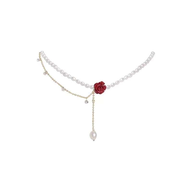 Damen Halskette mit perligen Akzenten und rotem Rosenanhänger Shop Nory