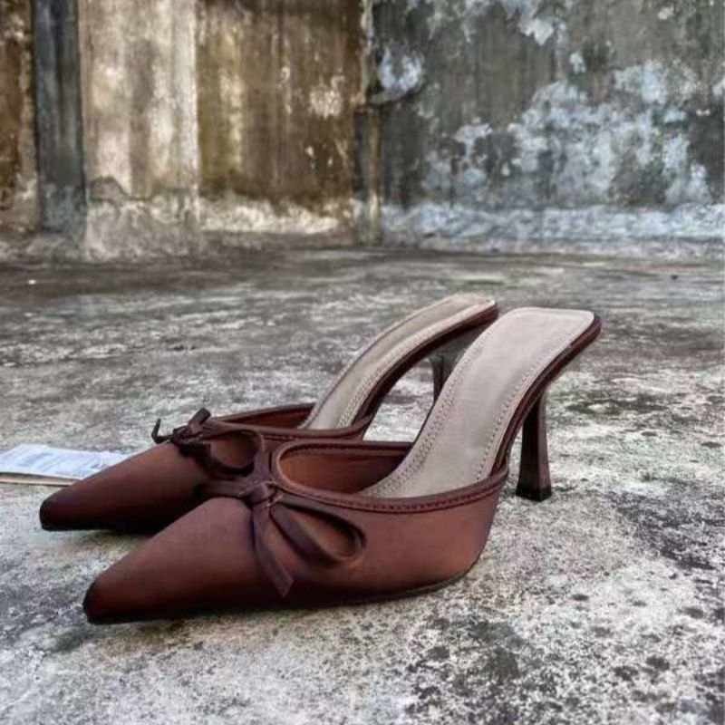 Damen Spitz zulaufende Satin-Mules mit zarter Schleifenapplikation und mittelhohem Sculpted-Absatz Shop Nory