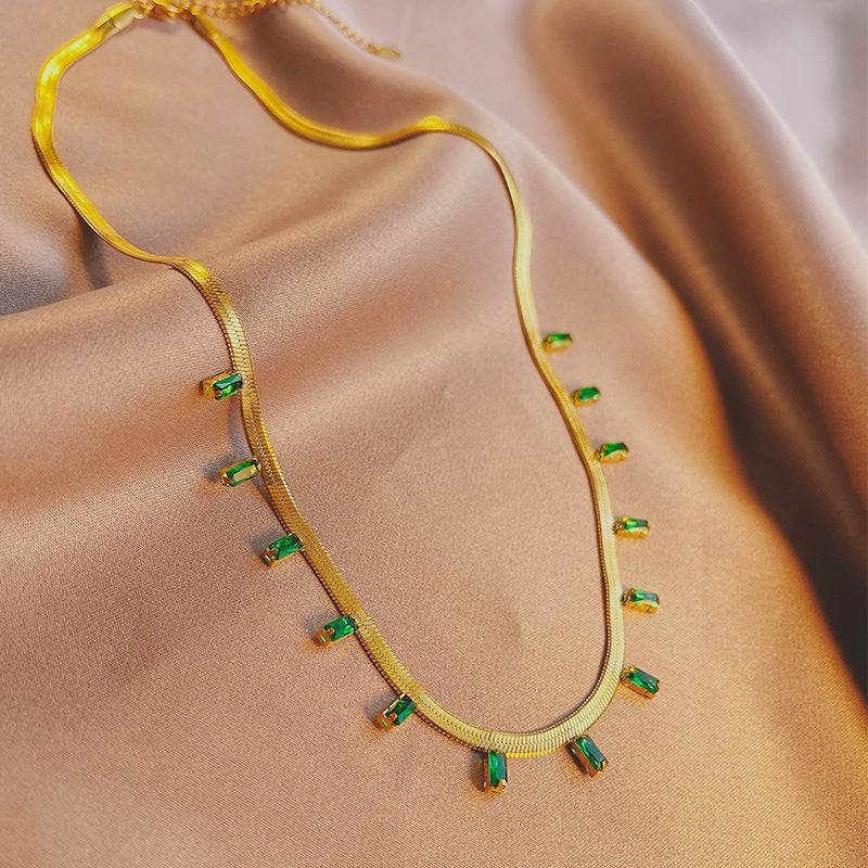 Damen elegante Halskette mit glitzernden Smaragd-Elementen und filigranem Kettendesign Shop Nory
