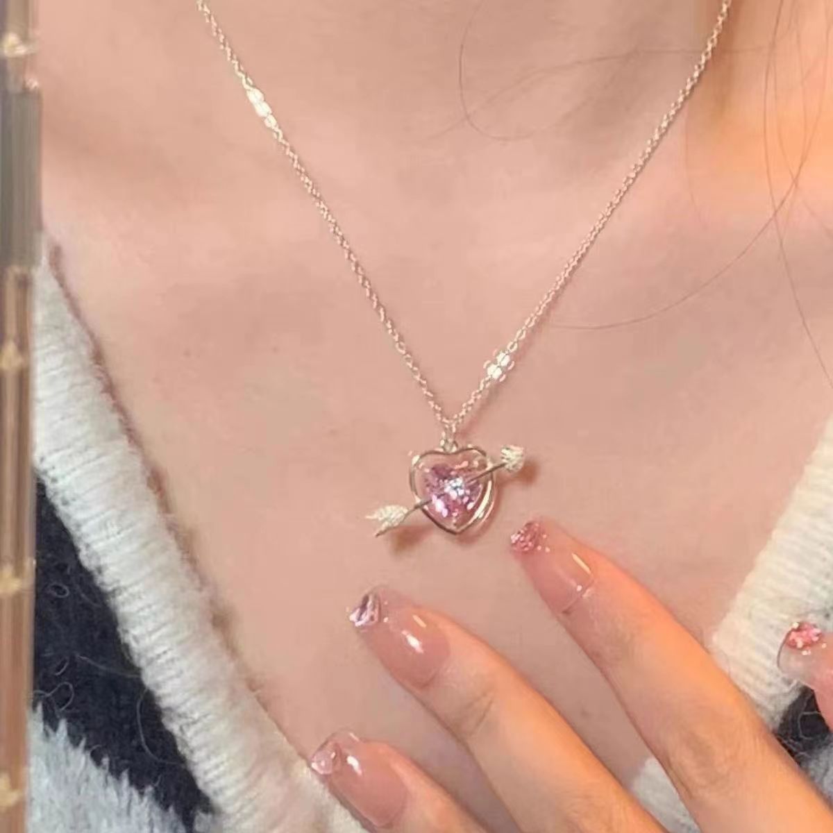 Damen Halskette mit funkelndem Schmetterlingsanhänger und eleganter Kettenstruktur Shop Nory