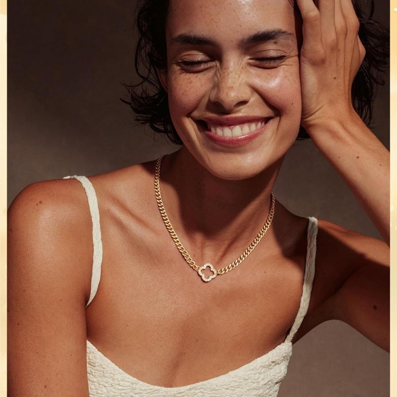 Damen Halskette mit funkelndem Kreuzanhänger und massiver Gliederkette Shop Nory