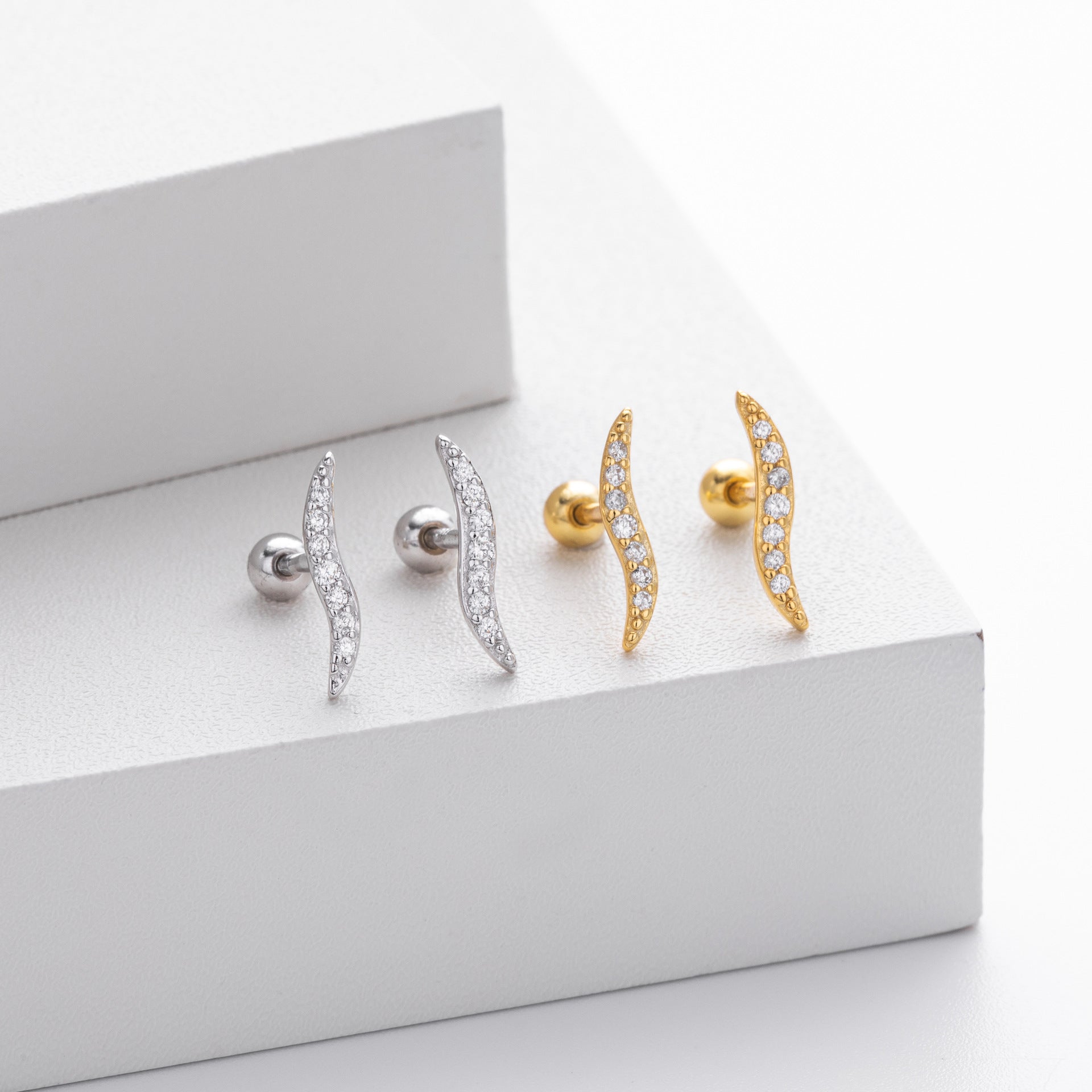 Damen Ohrstecker mit elegantem Wellenmotiv und funkelnden Zirkonia aus hochwertigem 925 Sterlingsilber Shop Nory