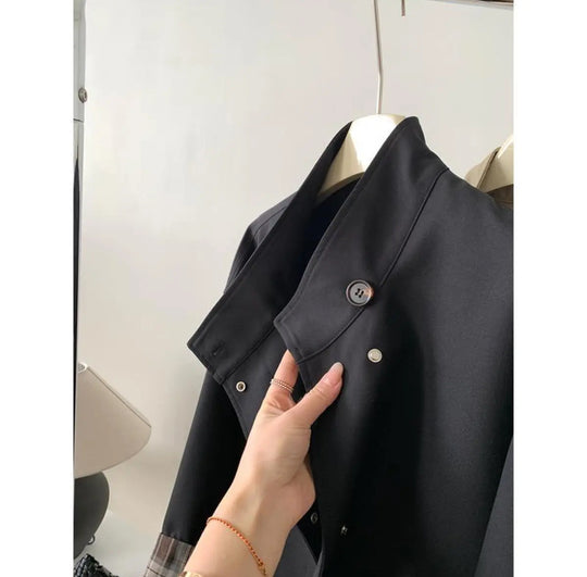 Damen Kurztrench mit Stehkragen verdeckter Druckknopfleiste und kariertem Ärmelbesatz Shop Nory