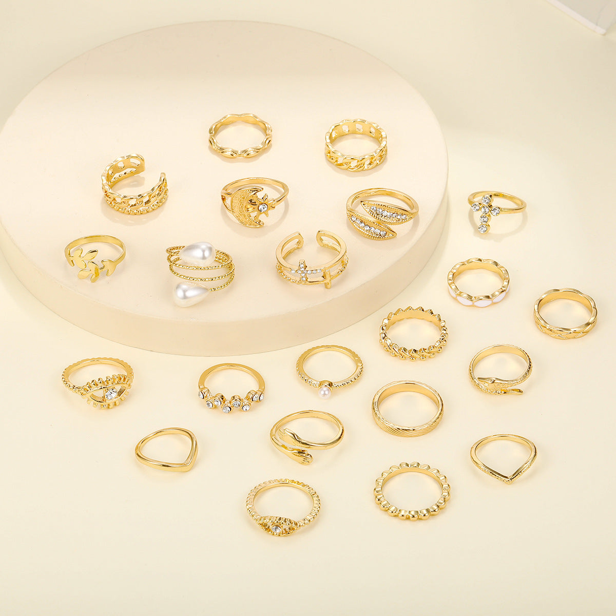 Damen Ring-Set mit variierenden Designs und glänzenden Akzenten Shop Nory