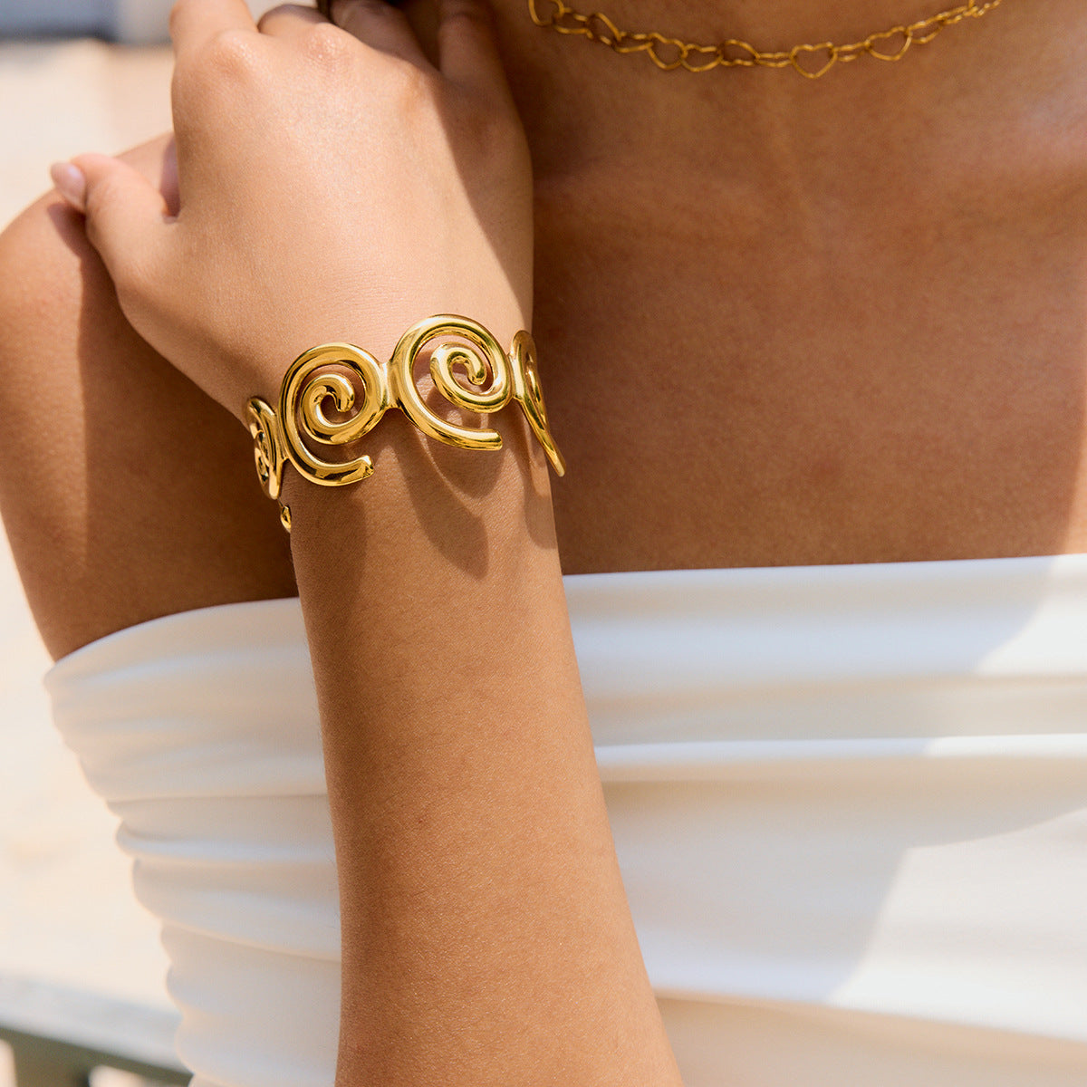 Damen Offenes Armreif mit elegantem Schwungdesign aus hypoallergenem Edelstahl Shop Nory