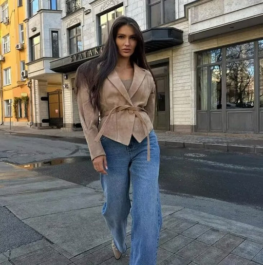 Damen Wildleder‑Wickeljacke mit Taillengürtel und strukturierten Schulterdetails Shop Nory
