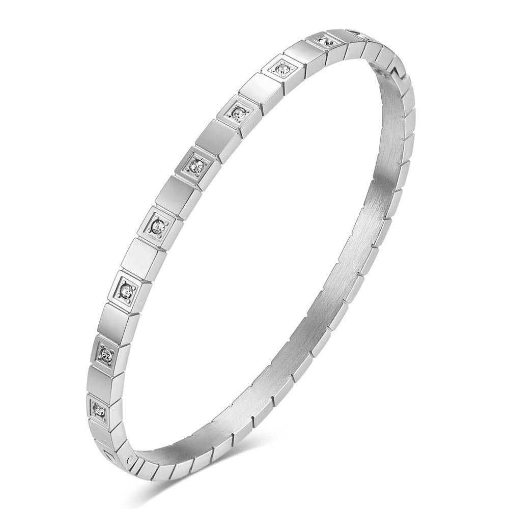 Damen Armreif mit quadratischem Design und funkelnden Zirkonia Shop Nory