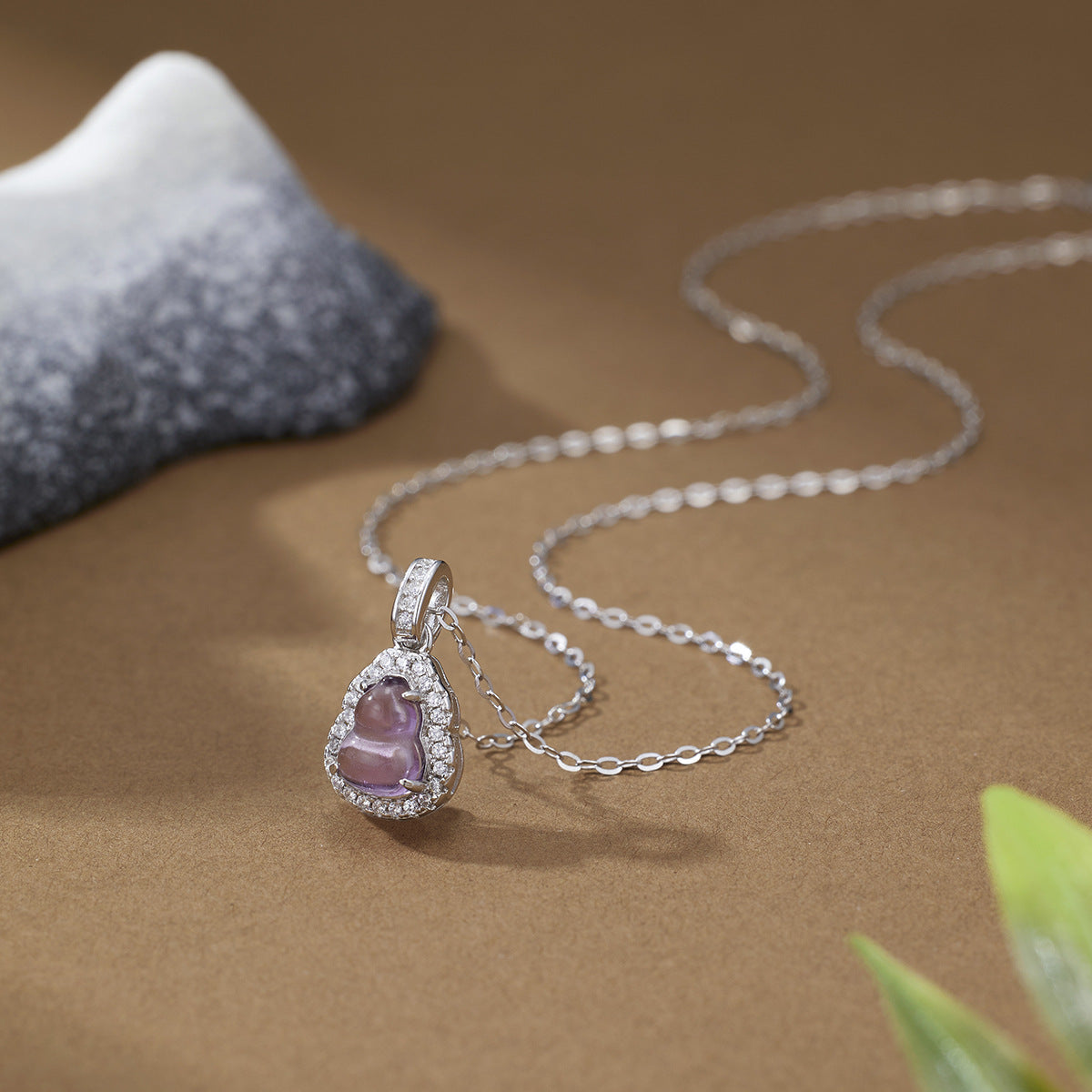 Damen Halskette mit kunstvollem Buddha-Anhänger aus hochwertigem Halbedelstein und funkelnden Zirkonia Shop Nory