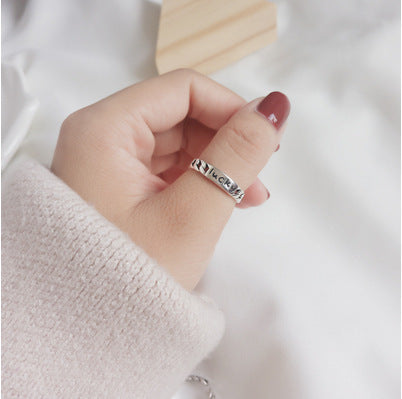 Damen Offener Ring mit geflochtenem Design und markantem Schriftzug Shop Nory
