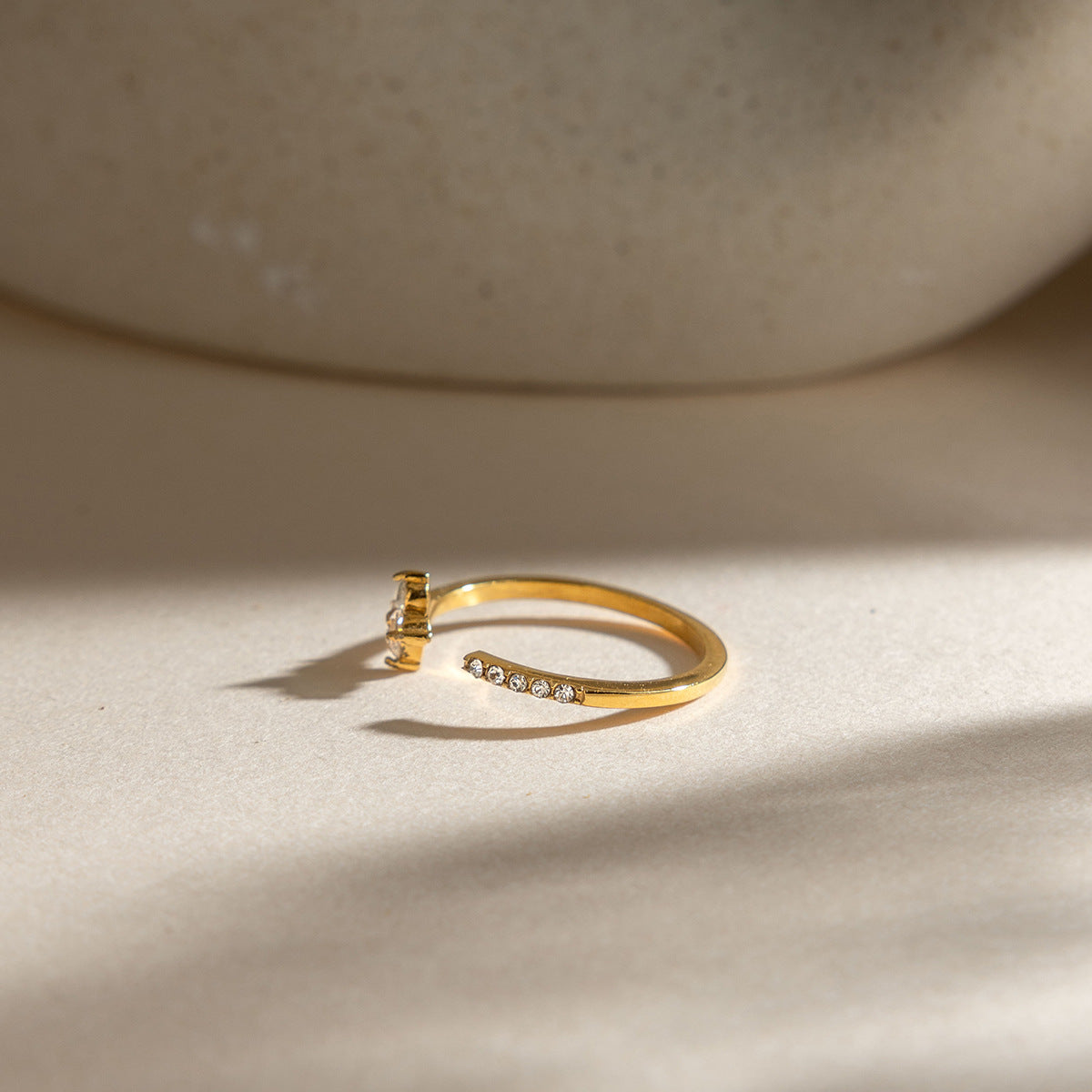 Damen Offener Ring mit floralem Design und funkelnden Zirkonia Shop Nory