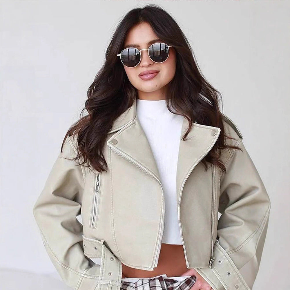 Damen Kurzschnitt Bikerjacke aus veganem Kunstleder mit breitem Taillengürtel und sichtbaren Ziernähten Shop Nory