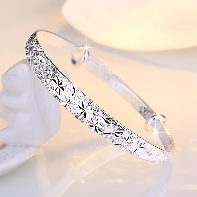 Damenarmband mit kunstvollem Reliefdesign und modernen Akzenten Shop Nory