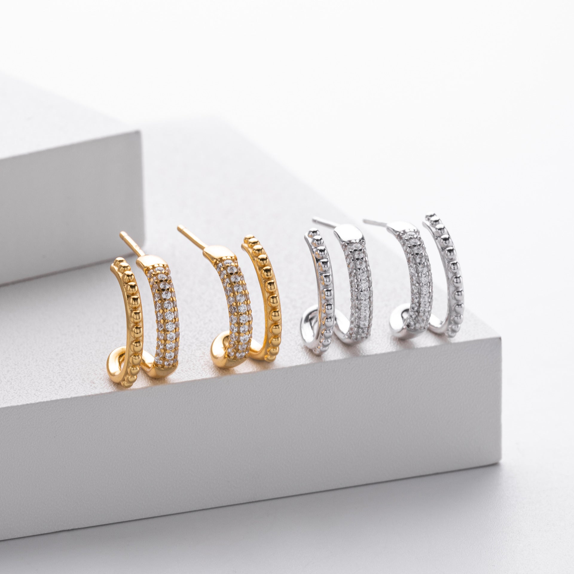 Damen Ohrhänger mit geschwungenem Design und luxuriösem Zirkonbesatz Shop Nory