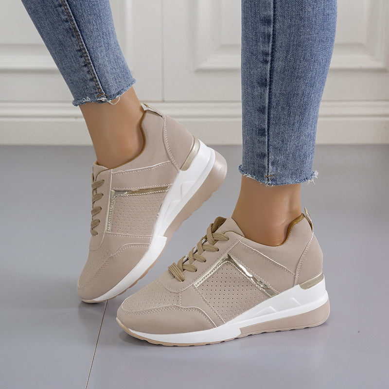 Damen Keil-Sneaker mit perforiertem Obermaterial, gepolstertem Fußbett und dezentem Metallic-Detail Shop Nory