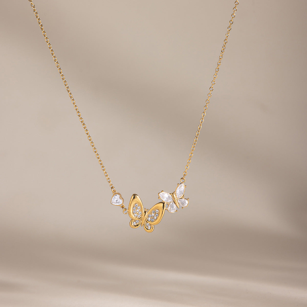 Damen Halskette mit filigranem Schmetterlingsanhänger aus hypoallergenem Edelstahl Shop Nory
