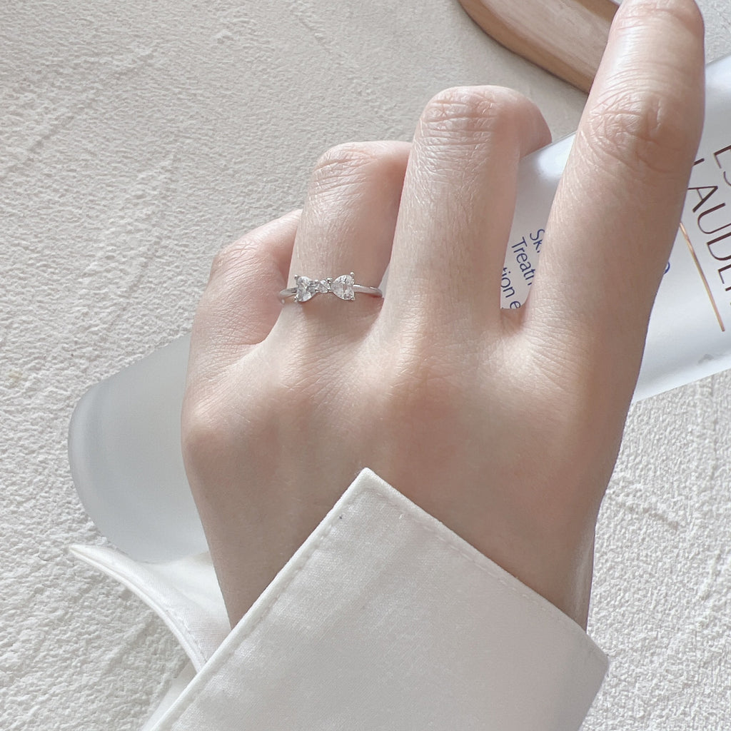 Damenring mit elegantem geschwungenem Design und funkelnden Steinen Shop Nory
