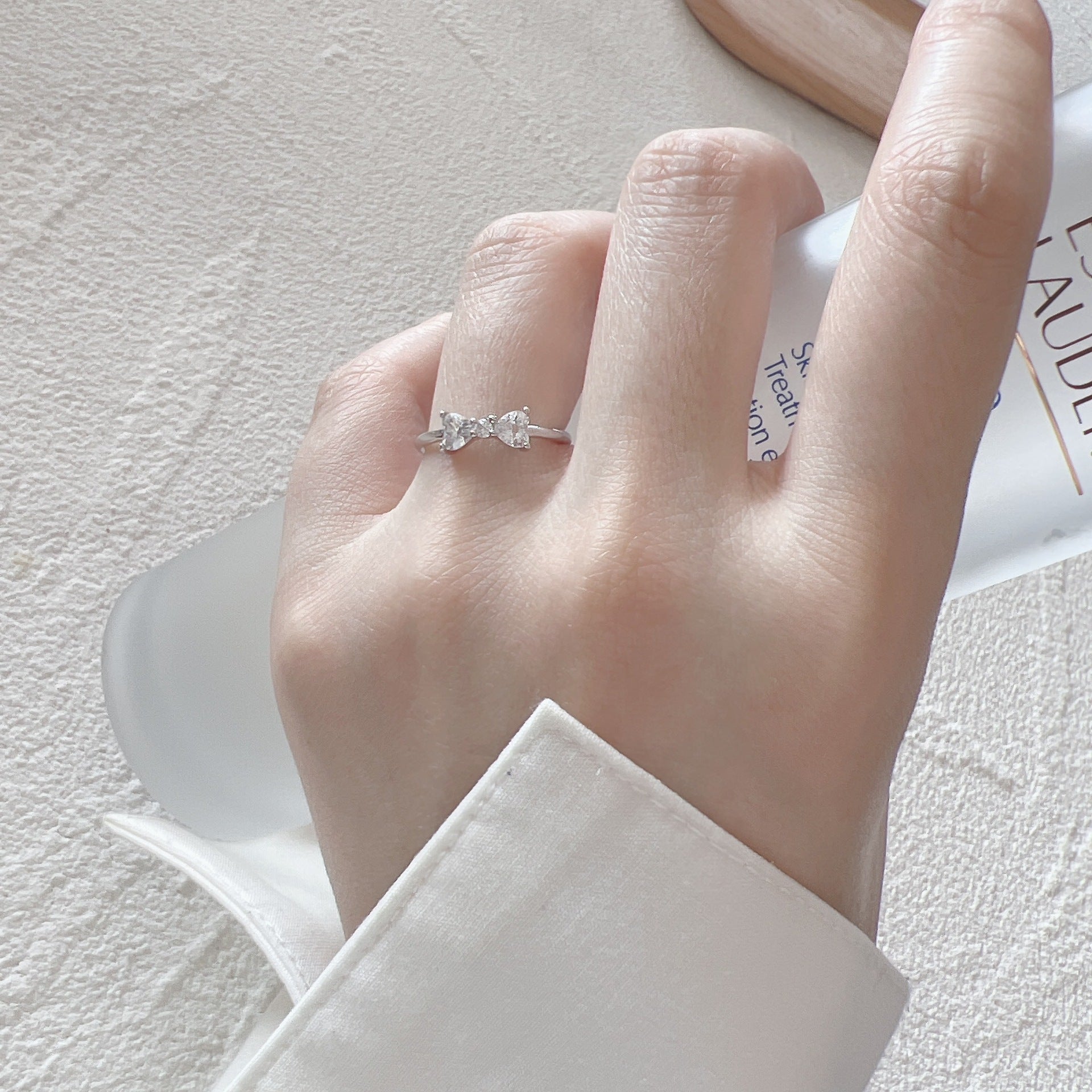 Damenring mit elegantem geschwungenem Design und funkelnden Steinen Shop Nory