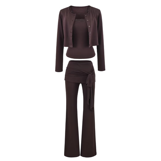 Damen dreiteiliges Lounge-Set mit kurzem Knopfcardigan, Spitzentop und Wickel-Schlaghose Shop Nory