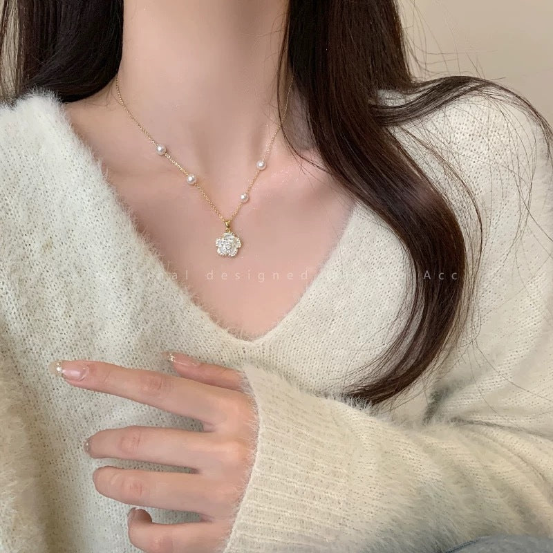 Damen Halskette mit funkelnden Perlen und eleganten Blumenanhänger Shop Nory