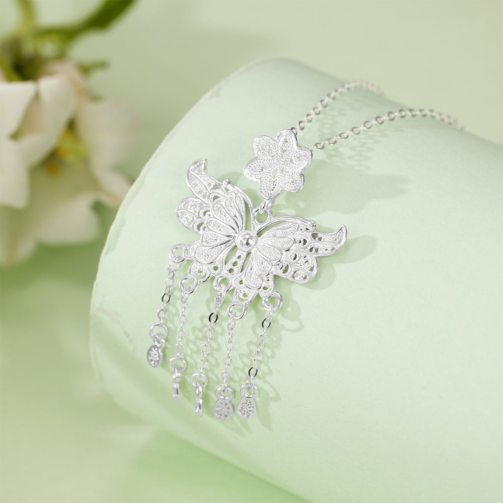 Damen Halskette mit filigranem Schmetterlingsanhänger und funkelnden Elementen Shop Nory