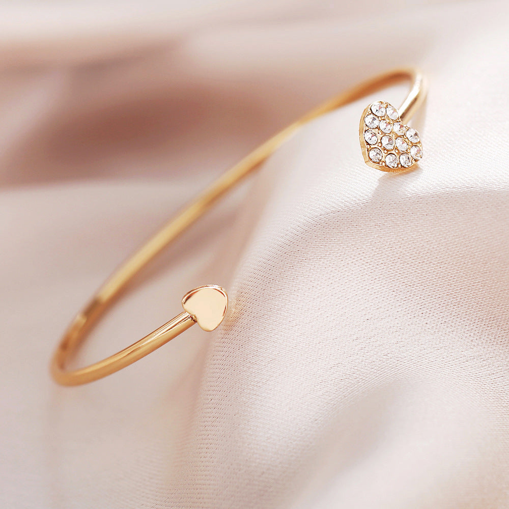 Damenarmreif mit funkelnden Herzdetails Shop Nory