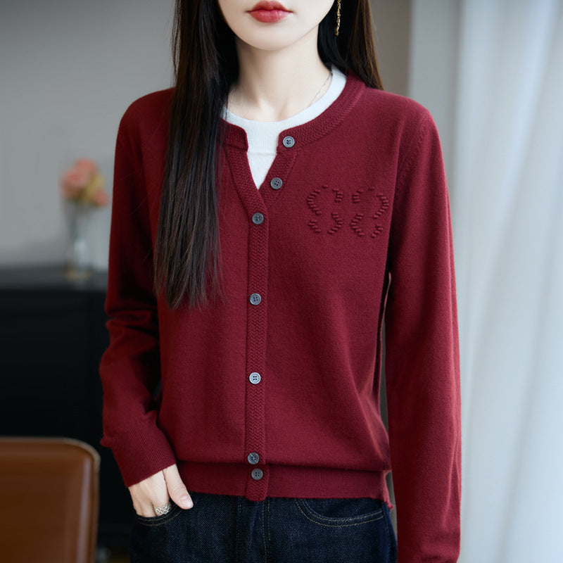 Damen Kurzer Feinstrick-Cardigan mit V‑Schlitzkragen, Rippenblende und dezentem Struktur‑Logo Shop Nory