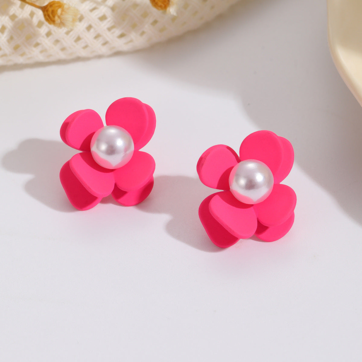 Damen Ohrstecker in lebendigem Blüten-Design mit Perlenakzent Shop Nory