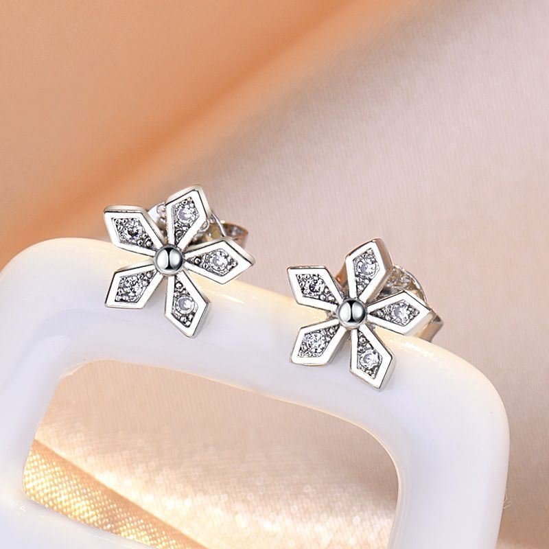 Damen Ohrstecker mit floralen Akzenten und funkelnden Zirkonia Shop Nory