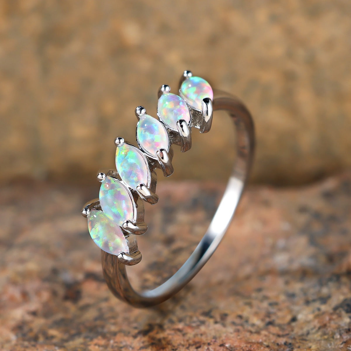 Damen Ring mit funkelnden Opal-Einlagen und zarter Goldfassung Shop Nory